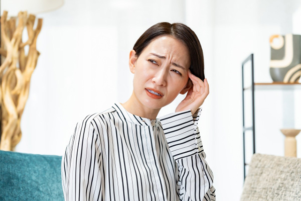 頭痛のある女性